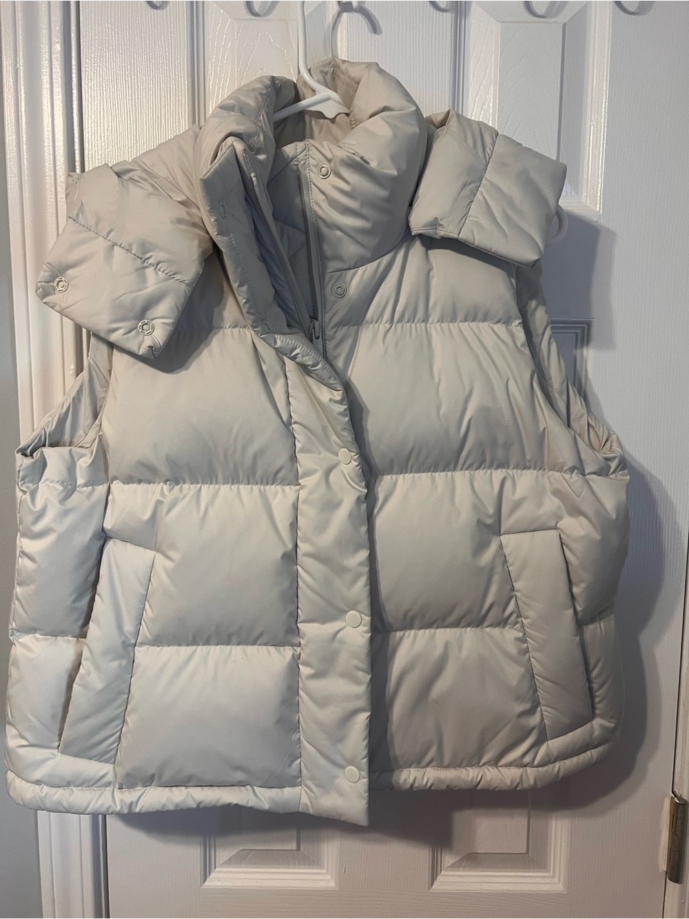 Lululemon Women's Cream Puffer Vest Jacket - Lightweight Quilted Outerwear